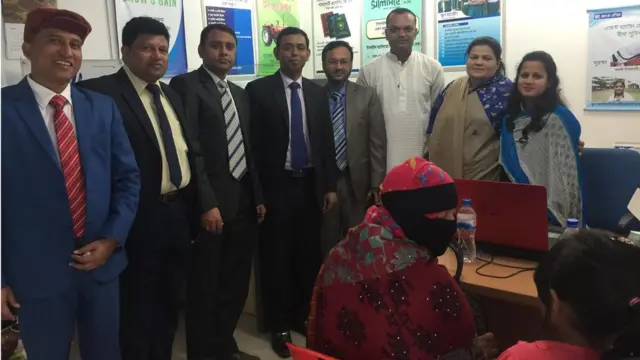 নিজের প্রতিষ্ঠানে ব্যাংক কর্মকর্তা ও গ্রাহকদের সাথে দেশের প্রথম ব্যাংক এজেন্ট মুহাম্মদ ইসমাইল শেখ