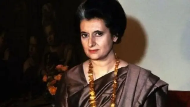 நாட்டில் அவசரநிலை பிரகடனப்படுத்தப்பட்டிருந்த நிலையில் இந்திரா காந்தி டைம் காப்ஸ்யூலை செங்கோட்டையில் நிறுவினார்.