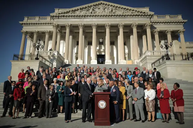 Los legisladores demócratas realizaron un acto frente al Congreso tras la masacre de Las Vegas para exigir que se apruebe una legislación que endurece las verificaciones de antecedentes.