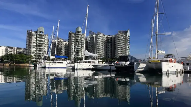 Du thuyền và thuyền được neo tại câu lạc bộ bến Sentosa