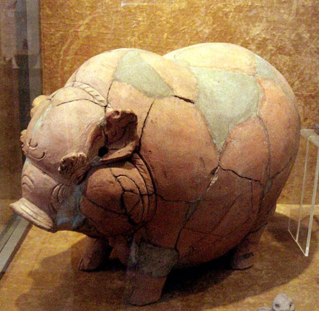 Cerdo de terracota hecho en Indonesia entre los siglos XIV y XV.