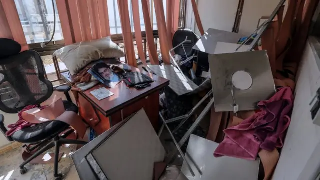 تصویری از داخل دفتر رسانهای حزبالله لبنان که هدف پهپاد اسرائیلی قرار گرفت