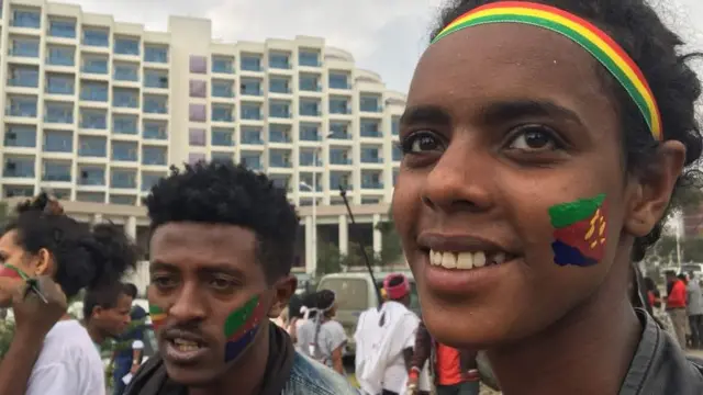 ብዙ ወጣቶች ፊታቸውን በሁለቱ አገራት ሰንደቅ አላማ አስውበው ታይተዋል።