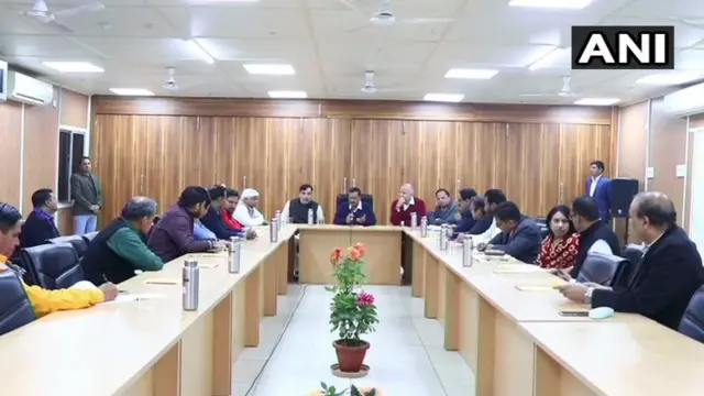 அரவிந்த் கேஜ்ரிவால் அவசரக் கூட்டம்