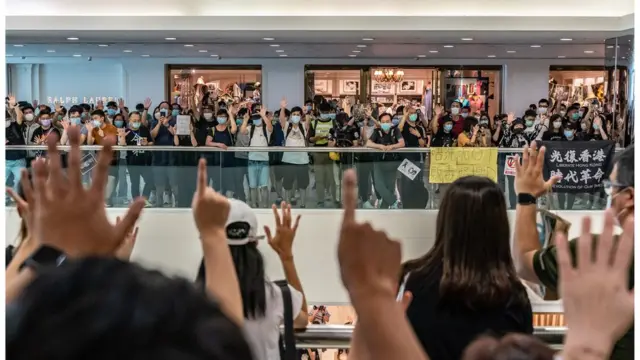 一批示威者在商场高叫口号。