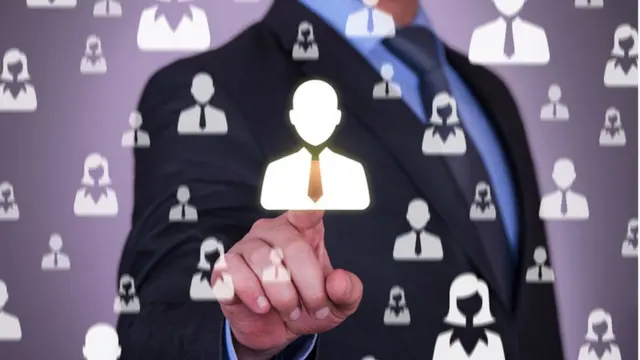 شخص يتحكم في شاشة كبيرة تعمل باللمس