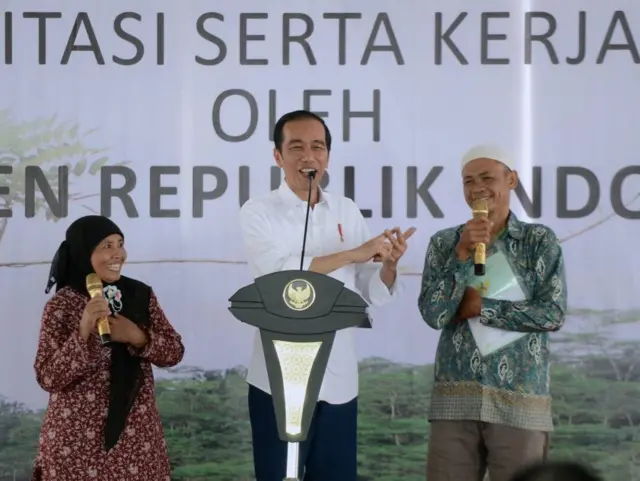 Presiden Joko Widodo membagikan sertifikat tanah di lapangan Bale Kota Tasikmalaya, awal Juni 2017.