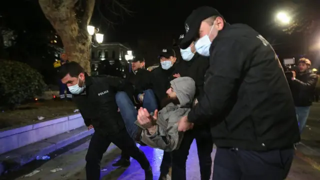 Намойишчилар ушбу қонун Грузиянинг Европа Иттифоқига қўшилиш орзусига тўсиқ бўлишидан хавотирдалар.