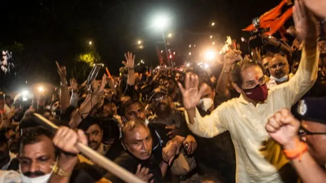 সমর্থকদের উচ্ছ্বাস ও অভিবাদনের মধ্যেই মুখ্যমন্ত্রীর বাসভবন ছাড়ছেন উদ্ধব ঠাকরে