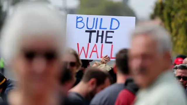 Partidarios de Donald Trump lo reciben en California