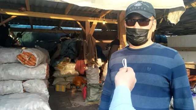 Азамат тўрт фарзандидан хавотирда эканини айтади.