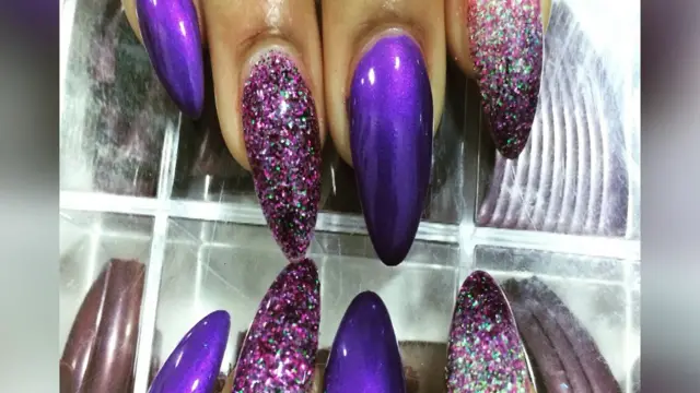 Blue nails wit shine-shine wey Darlinton fix.