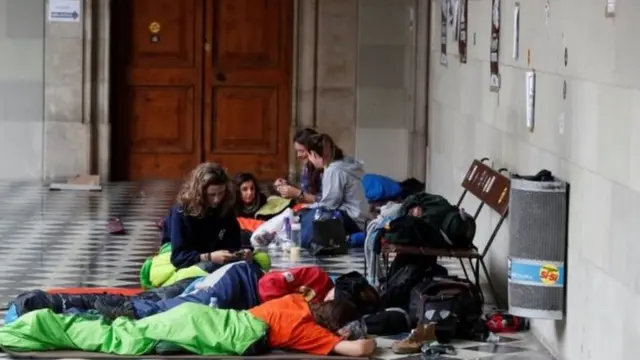 احتل ناشطون بعض المدارس المخصصة كمراكز اقتراع