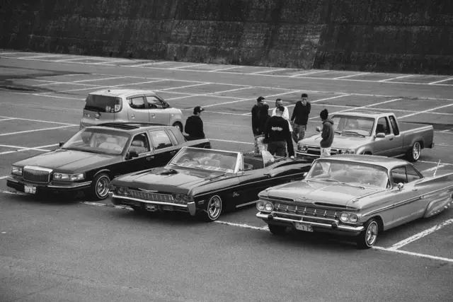 Congregación de chicanos japoneses y sus autos "lowrider"