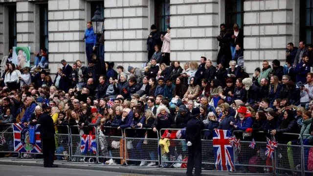 운구 행렬을 보기 위해 모인 사람들