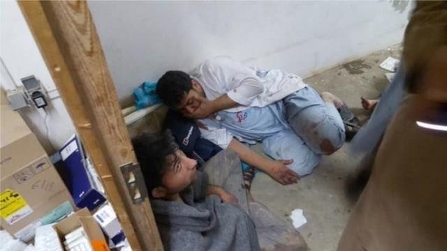 病院空爆でショック状態になった国境なき医師団（MSF）職員（MSF提供写真）