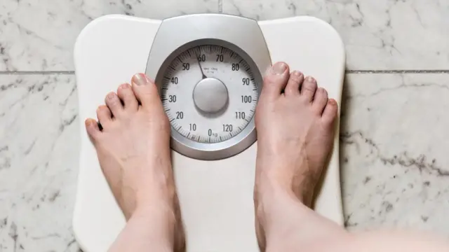 قد تؤدي الضغوط النفسية إلى إدمان الأطعمة ذات السعرات الحرارية المرتفعة