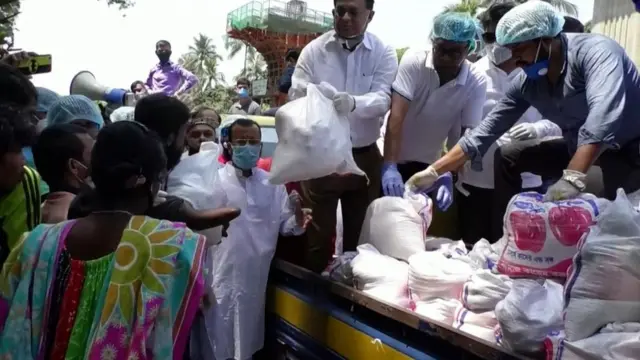 কাজ হারানো মানুষকে খাদ্যের সঙ্গে সঙ্গে নগদ অর্থও দেয়ার কথা বলছেন অর্থনীতিবিদরা।