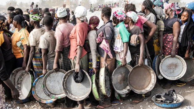 Des femmes font la queue pour percevoir leur salaire à la mine de granit de Pissy, Ouagadougou, Burkina Faso - vendredi 28 janvier 2022.