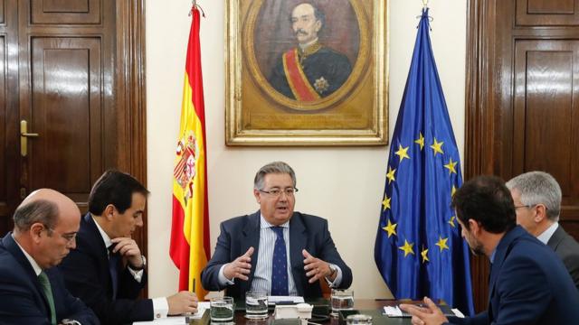 西班牙内政部长胡安·佐多在马德里召集加泰隆尼亚警察部队新首脑们开会。