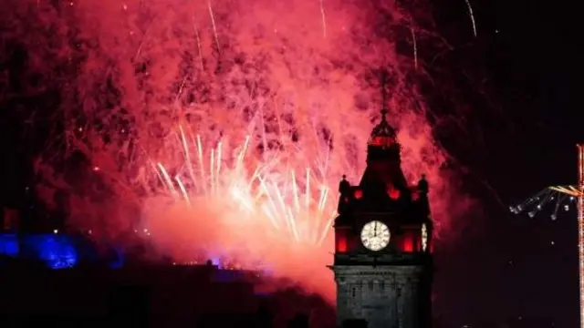 Fireworks for London as dem ring in di new year