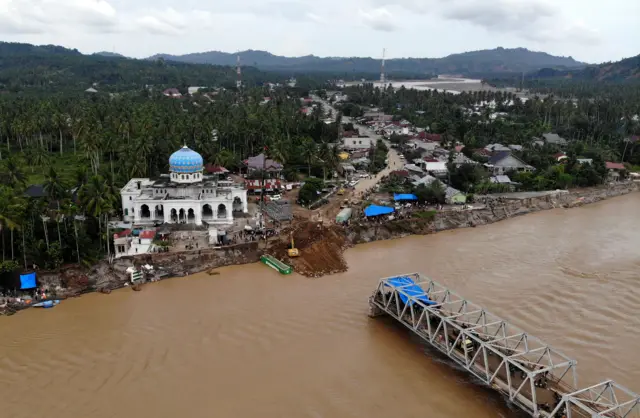Foto udara pembangunan jembatan bailey di Teupin Mane, Juli, Bireuen, Aceh, Minggu (7/12/2025). 