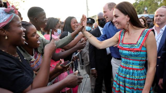 O duque e a duquesa de Cambridge cumprimentam pessoas em Trench Town, Jamaica
