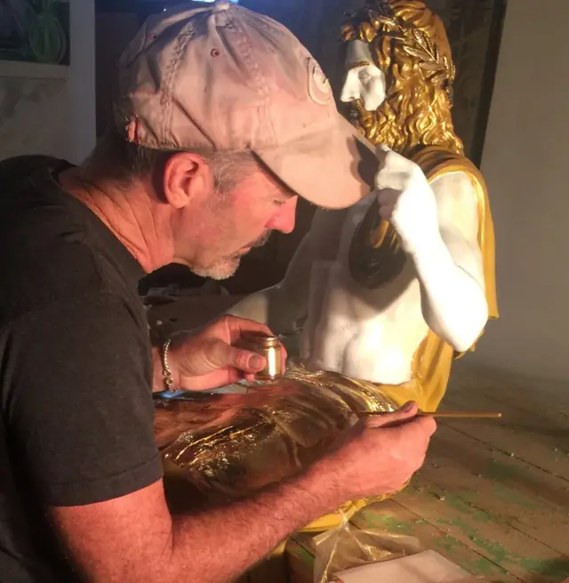 Изготовление тела Зевса