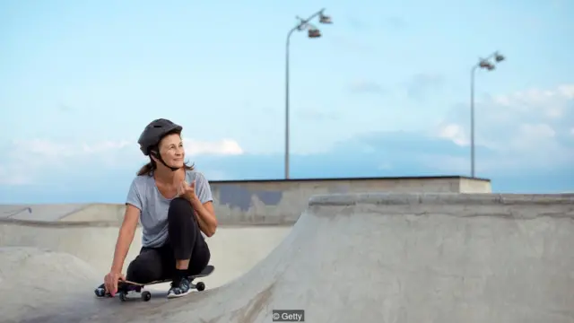 Biz qocaldıqca hüceyrələrimizin çoxu başqa hüceyrələrə də qocalmağın vaxtı çatdığı barədə siqnallar verir