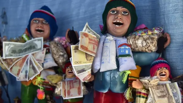 Ekekos de distintos tamaños