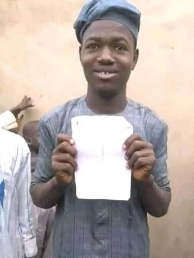 Yunusa Hamza with im certificate of victory