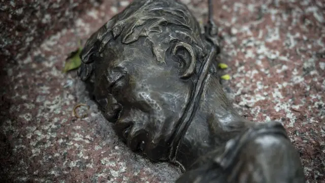 Una escultura recuerda a uno de los estudiantes muertos en 1976 en Tailandia.