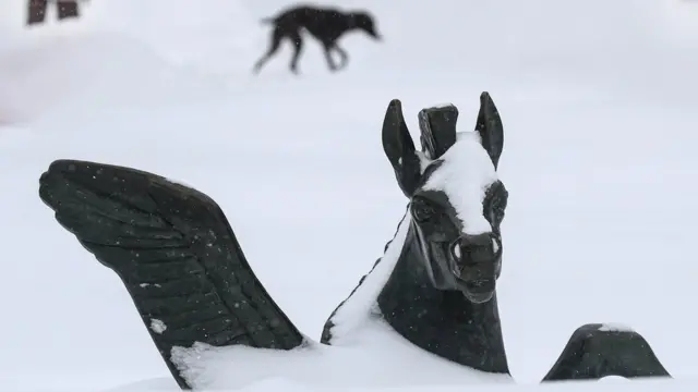 Скульптура в снегу на Тверском бульваре