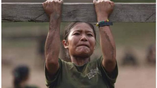 Free Burma Rangers တပ်ဖွဲ့ဝင်အမျိုးသမီးတစ်ဦး