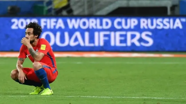 Jorge Valdivia se lamenta en el campo de Brasil