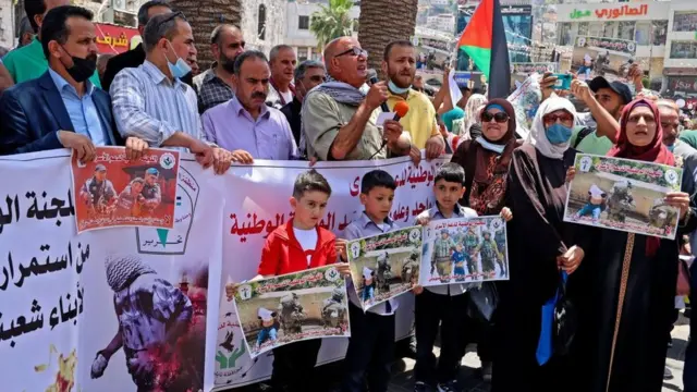 হামাস ও ইসরায়েলের যুদ্ধের সময় পশ্চিম তীরের শহর নাবলুসে ইসরায়েলিদের হাতে বেশ কজন ফিলিস্তিনি যুবককে গ্রেপ্তারের প্রতিবাদে বিক্ষোভ