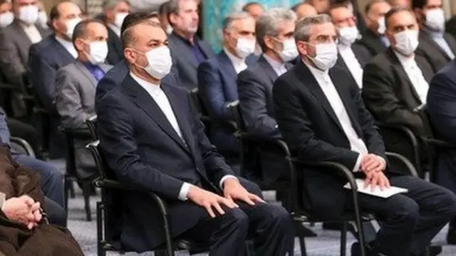 علی باقری (نفر اول از راست) در کنار حسین امیرعبداللهیان وزیر خارجه در جریان سخنرانی امروز آیت‌الله خامنه‌ای