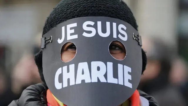 Charlie Hebdo dergisiyle dayanışmak için "Ben Charlie'yim" maskesi takan bir gösterici.