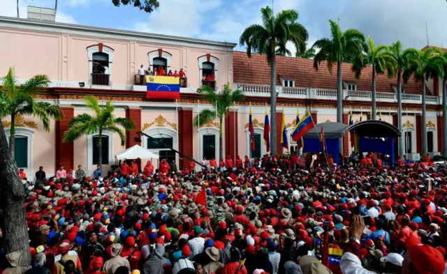 Multidão assiste a anúncio que Nicolás Maduro, presidente da Venezuela, faz a partir da sacada do paláciovai de bet históriaMiraflores, a sede do governo do país