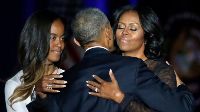 Obama saluda a su esposa.