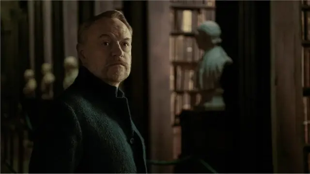 Jared Harris (connu notamment pour Mad Men et Tchernobyl) joue le rôle de Hari Seldon, qui prédit l'effondrement de la société.
