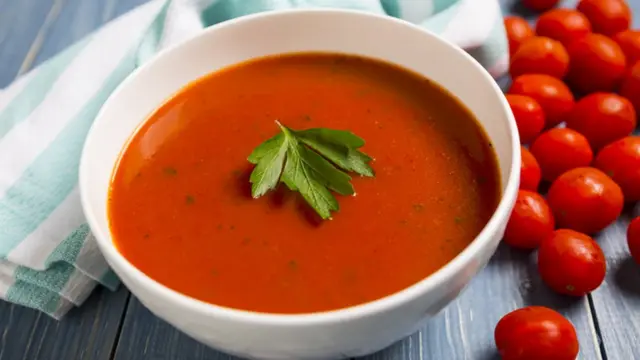 Sopa de tomate.