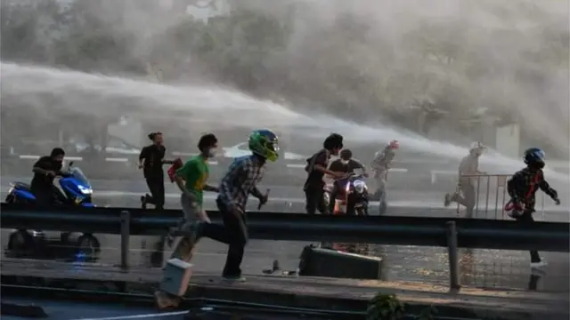 แอดมินเพจ "ทะลุแก๊ซ" กระบอกเสียงของผู้ชุมนุมรุ่นเยาว์เคยระบุว่า พวกเขาเป็นกลุ่มใหม่กลุ่มย่อยที่รวมกันเฉพาะกิจ แต่นักวิชาการเชื่อว่าสิ่งที่เกิดขึ้นที่ดินแดงมีแนวโน้มยืดเยื้อและไม่มีวันจบ