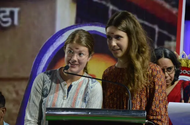 स्वीडनहून भारतात आलेल्या तरुणींचा सावित्री उत्सवात सहभाग