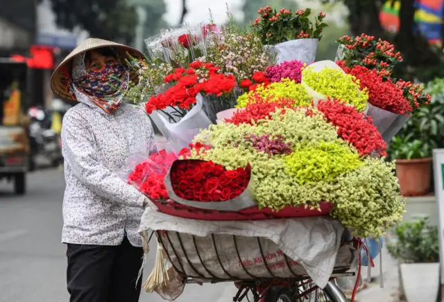 Một người bán hoa ở Hà Nội