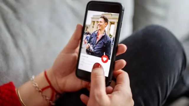 وفقا لبعض التقارير ، تتلقى النساء عددا أكبر من رسائل التحرش مقارنة بالرجال