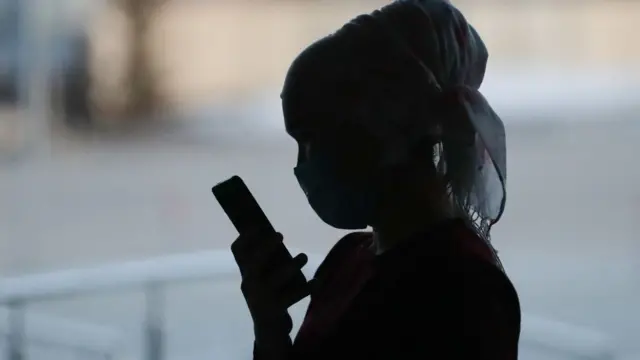 женщина с телефоном