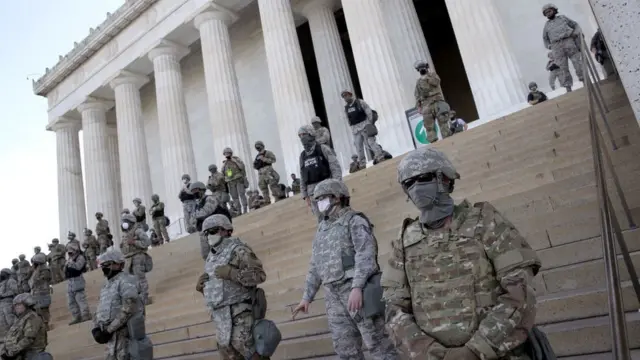 Agentes da Guarda Nacional alinhados diante do Monumento a Lincoln.