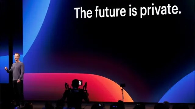 Mark Zuckerberg presentando la estrategia de Facebbok