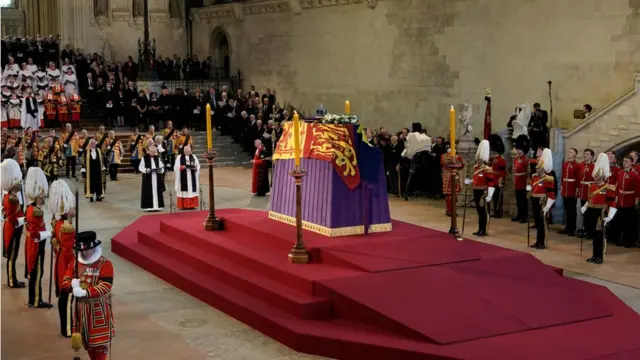 Vista general del féretro de Isabel II en Westminster Hall.